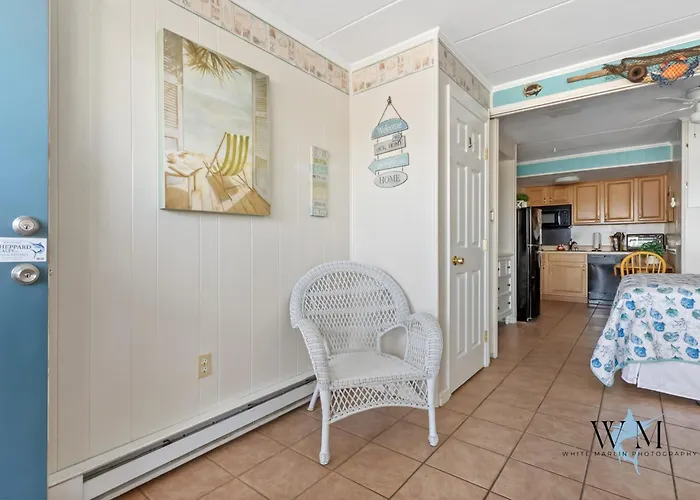 First Floor Near Jolly Roger And The Beach!