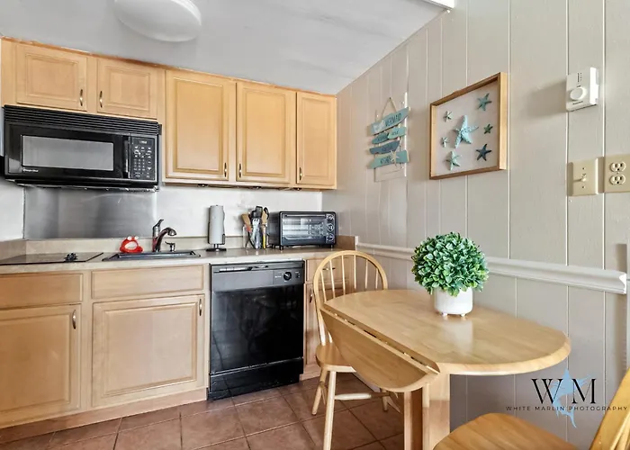 First Floor Near Jolly Roger And The Beach!